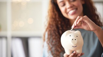 Como economizar dinheiro? Saiba 8 hábitos de quem sabe poupar