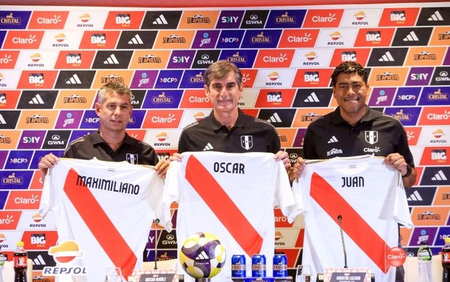 O argentino Oscar Ibañez (C) e seus auxiliares Maximiliano Bizzio e Juan Pajuelo exibem uma camisa da seleção peruana durante sua apresentação como novo técnico da seleção peruana em Lima, em 11 de fevereiro de 2025. O argentino Oscar Ibañez (C) e seus auxiliares Maximiliano Bizzio e Juan Pajuelo exibem uma camisa da seleção peruana durante sua apresentação como novo técnico da seleção peruana em Lima, em 11 de fevereiro de 2025.