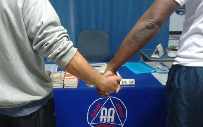 Há mais de 70 anos no país, o Alcoólicos Anônimos é reconhecido pelo trabalho de recuperar dependentes