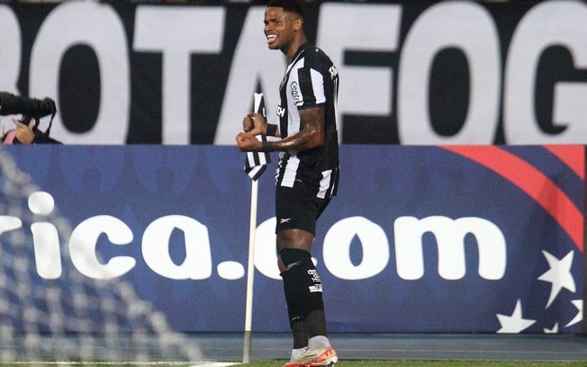 Gol contra o Bragantino faz Júnior Santos se isolar na artilharia do Botafogo na história da Libertadores