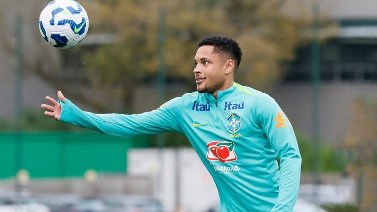 Vitor Roque joga 45 minutos pela Seleção e preocupa palmeirenses