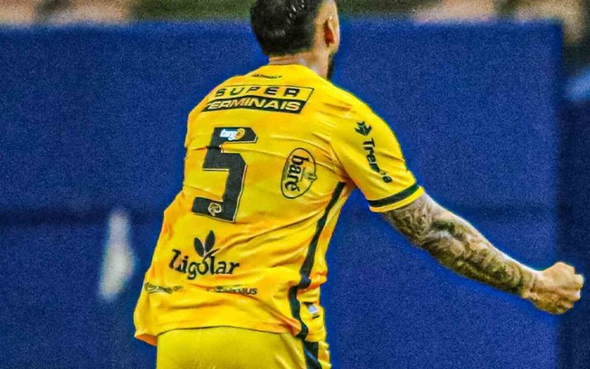 Jorge Jiménez comemora gol que define o triunfo do Amazonas