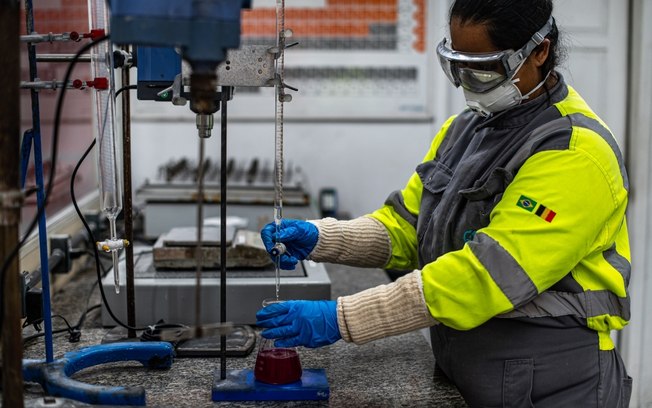 Empresas ampliam vagas e buscam talentos