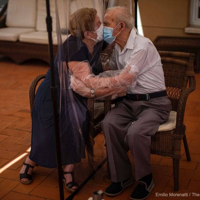 Casal de idosos em casa de repouso em Barcelona, na Espanha