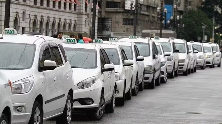 Taxista%20cobra%20R%24%2030%20mil%20de%20turista%20por%20corrida