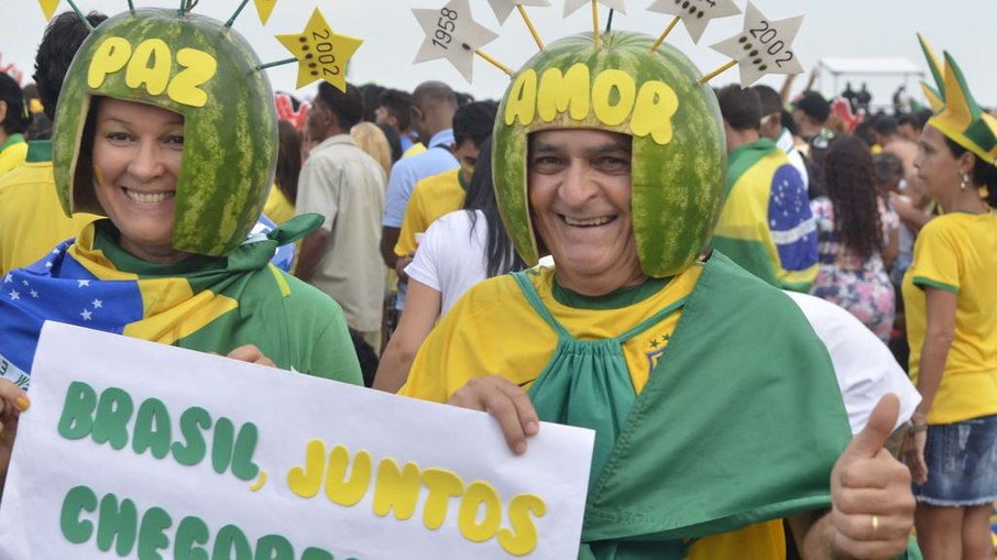 Casal de torcerdores na praia de Copacabana, no Rio de Janeiro, na Copa de 2014