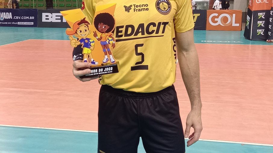 O capitão e levantador Sandro foi o destaque da partida e recebeu o troféu VivaVôlei, ajudando a equipe guarulhense a conquistar a terceira vitória consecutiva. O capitão e levantador Sandro foi o destaque da partida e recebeu o troféu VivaVôlei, ajudando a equipe guarulhense a conquistar a terceira vitória consecutiva.