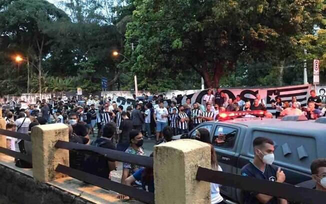 Torcida do Botafogo lota sede e faz festa antes de votação do Conselho pela venda da SAF
