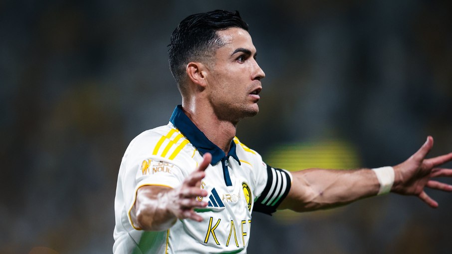 Cristiano Ronaldo marca de falta e levanta taça a semanas da Copa