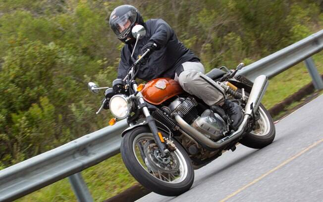 O visual das naked clássicas de farol redondo é o charme da motocicleta