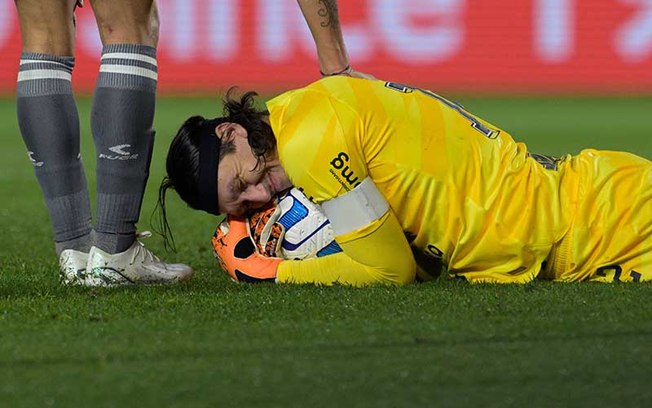 Cássio amplia recorde e salva Corinthians pela quarta vez no ano