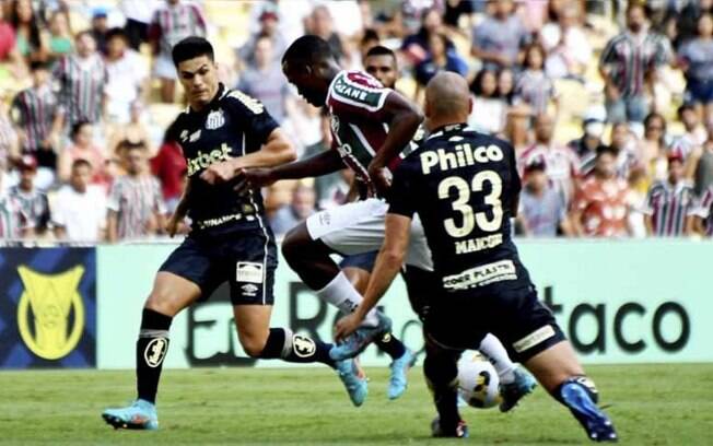 Maicon comemora partida sem sofrer gols da defesa do Santos