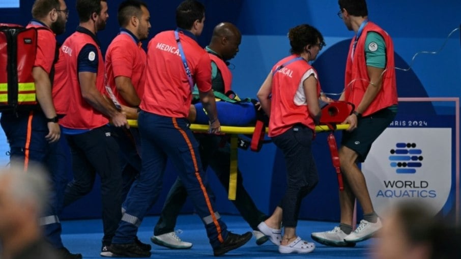Equipe médica atende a a nadadora eslovaca Tamara Potocka, que desmaiou após disputar a prova dos 200 m medley nos Jogos Olímpicos de Paris