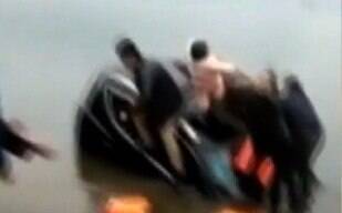 Pai arremessa bebê recém-nascido para salvá-lo de afogamento na China