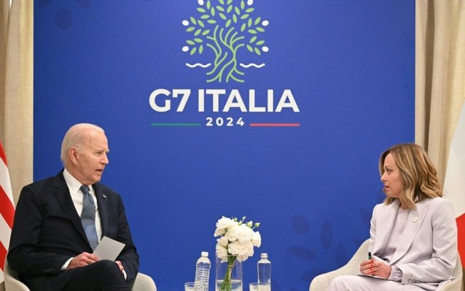 A primeira-ministra da Itália, Giorgia Meloni, e o presidente dos Estados Unidos, Joe Biden, mantêm uma reunião bilateral à margem da cúpula do G7 no resort italiano de Borgo Egnazia em 14 de junho de 2024