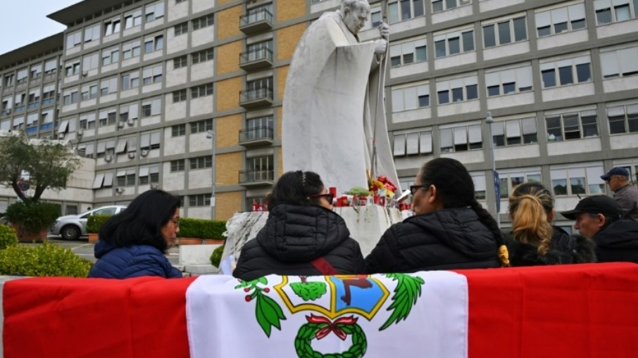 Fiéis rezam pela saúde do papa Francisco em frente o Hospital Gemelli Fiéis rezam pela saúde do papa Francisco em frente o Hospital Gemelli