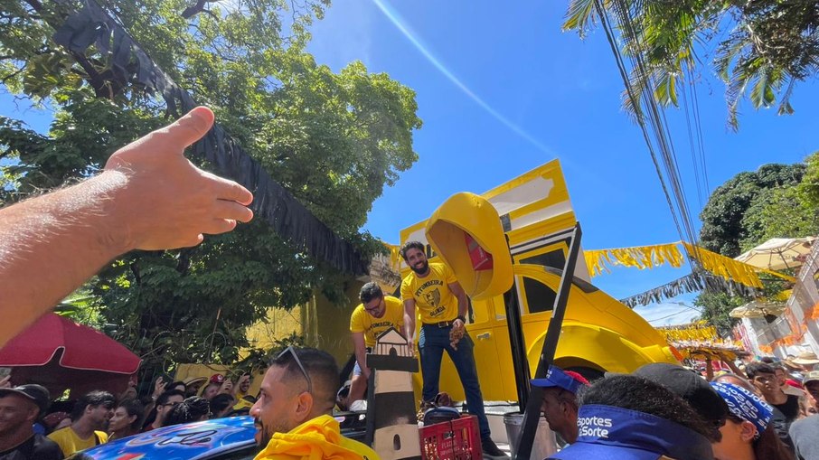 Sósias de Kleber Mendonça e Wagner Moura distribuindo Pitomba, tradição do Carnaval em Olinda