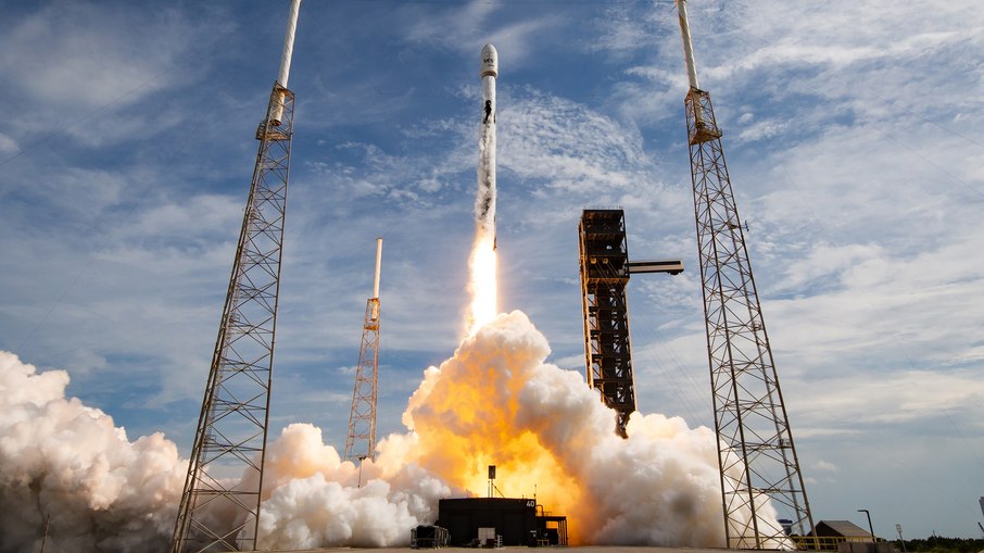 Falcon 9 lança sua quinta missão com satélites da SES de estação na Flórida Falcon 9 lança sua quinta missão com satélites da SES de estação na Flórida