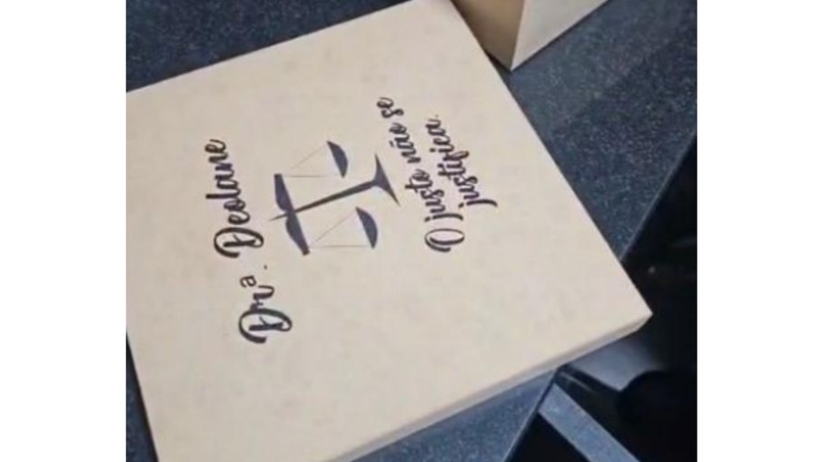 Durante as buscas, foram apreendidos R$ 7,8 mil, além de uma caixa de MDF com as inscrições na tampa “Dra. Deolane” Durante as buscas, foram apreendidos R$ 7,8 mil, além de uma caixa de MDF com as inscrições na tampa “Dra. Deolane”