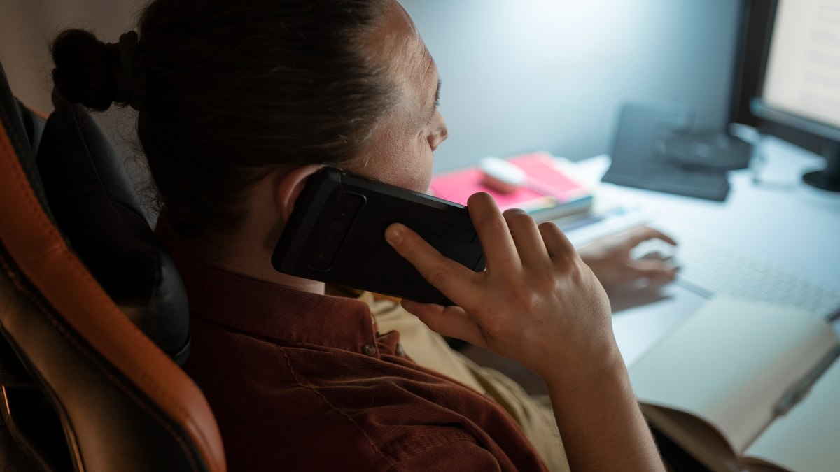 Mulher perde R$ 83 mil após golpe com voz clonada da filha Mulher perde R$ 83 mil após golpe com voz clonada da filha