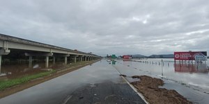 BR-101 segue bloqueada após inundação de rio em SC