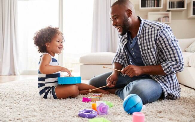 Os pais podem aproveitar as férias em casa para estimular atividades sensoriais, de socialização e comunicação