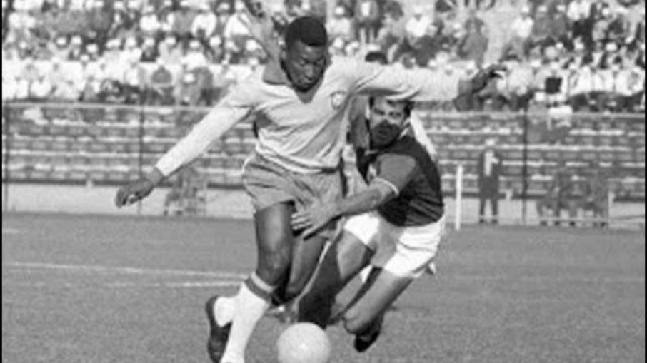 Pelé em ação na Copa do Mundo de 1962, contra o México