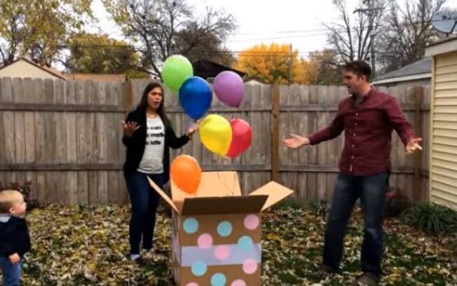 Ao invés de balões rosa ou azul, casal se surpreende com balões coloridos que não significam nada