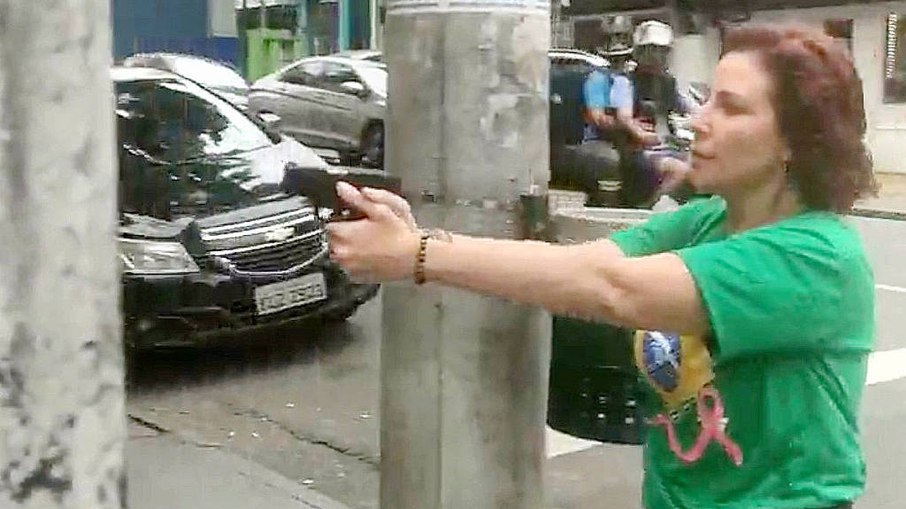 Carla Zambelli ameaça homem com arma