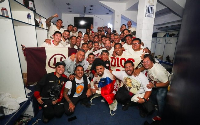 Universitario é campeão e Alianza Lima apaga as luzes do estádio para evitar festa rival