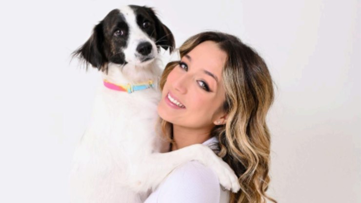 Cachorro resgatado ganha novo lar e muda rotina de influenciadora