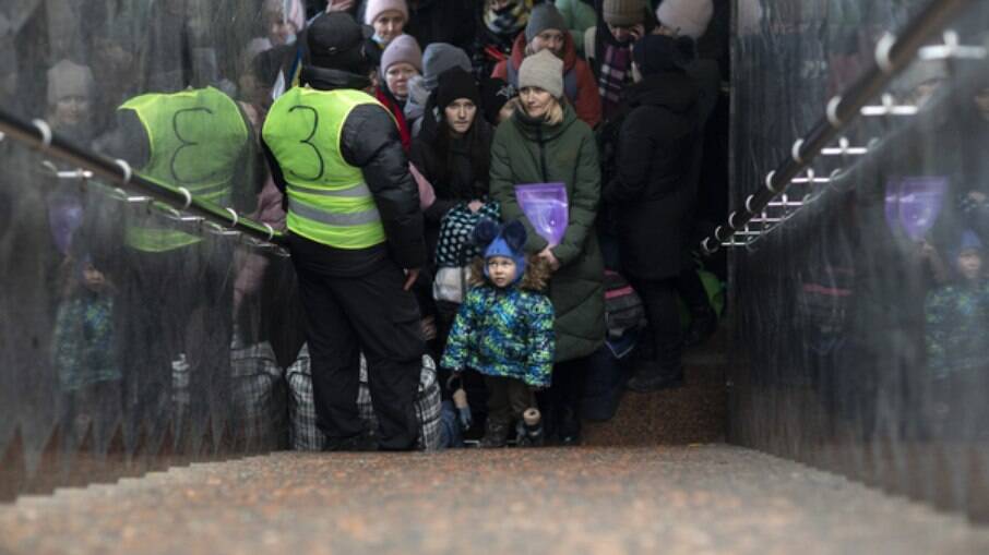 Pessoas na estação ferroviária de Lviv-Holovnyi em Lviv, no oeste da Ucrânia, esperando para embarcar