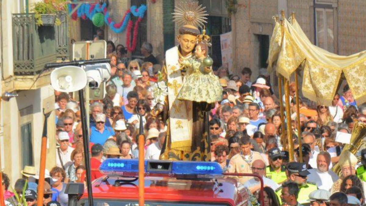 Procissão de Santo António pelas ruas de Alfama em Lisboa- Portugal Procissão de Santo António pelas ruas de Alfama em Lisboa- Portugal