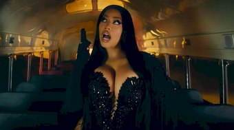 Nicki Minaj ameaça demitir DJ por autografar peitos de fã
