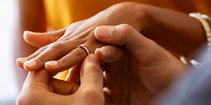 Pedido "exótico" de padre em casamento viraliza: "Encardida"