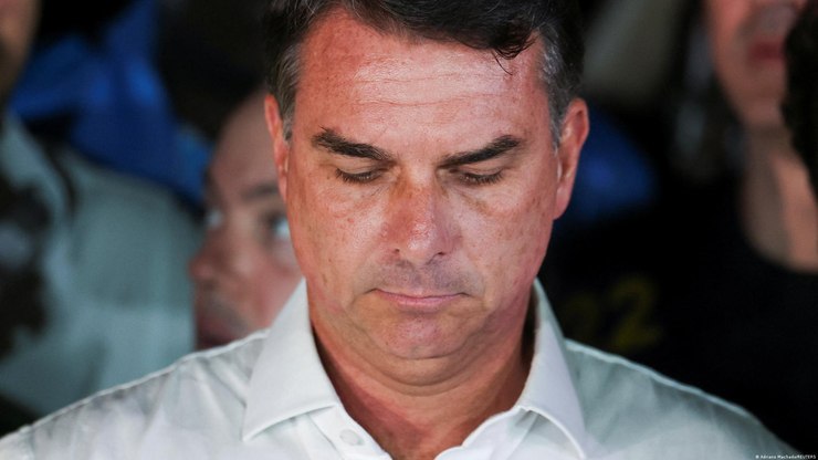 O%20que%20levou%20Moraes%20a%20proibir%20Fl%C3%A1vio%20Bolsonaro%20de%20deixar%20o%20Brasil