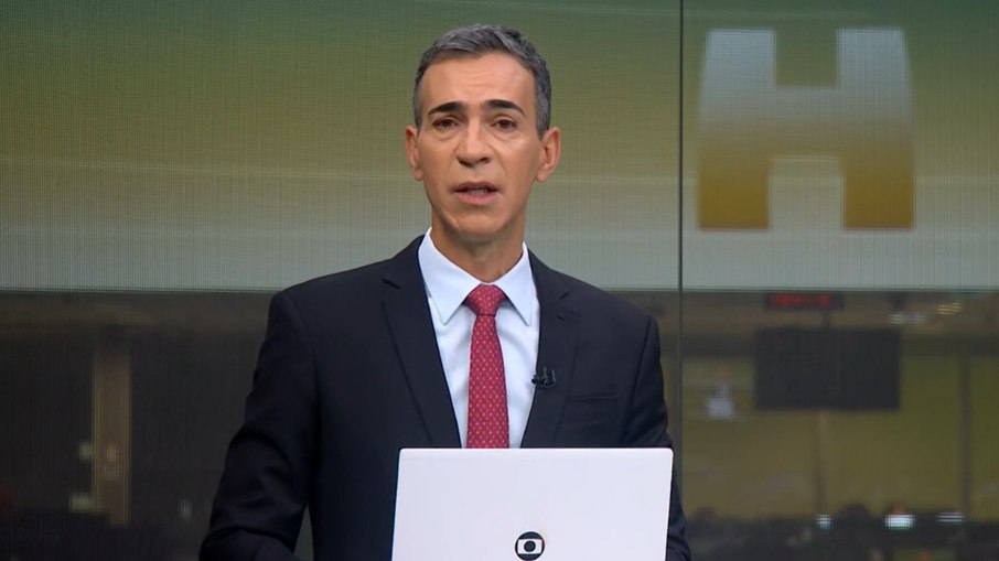 César Tralli na bancada do Jornal Hoje