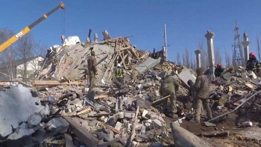 Escombros em quartel ucraniano após míssil atingir o local