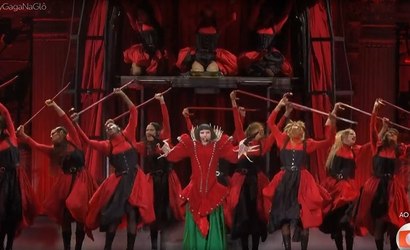 Lady Gaga emociona multidão ao abrir show histórico em Copacabana