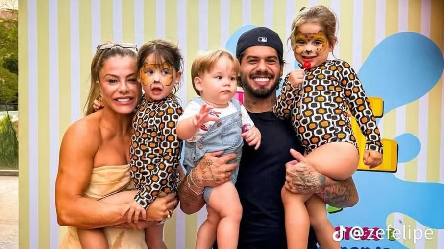 Zé Felipe com a mãe, Poliana Rocha, e os filhos, Maria Alice, José Leonardo e Maria Flor Zé Felipe com a mãe, Poliana Rocha, e os filhos, Maria Alice, José Leonardo e Maria Flor