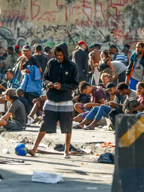 foto da cracolandia com usuarios