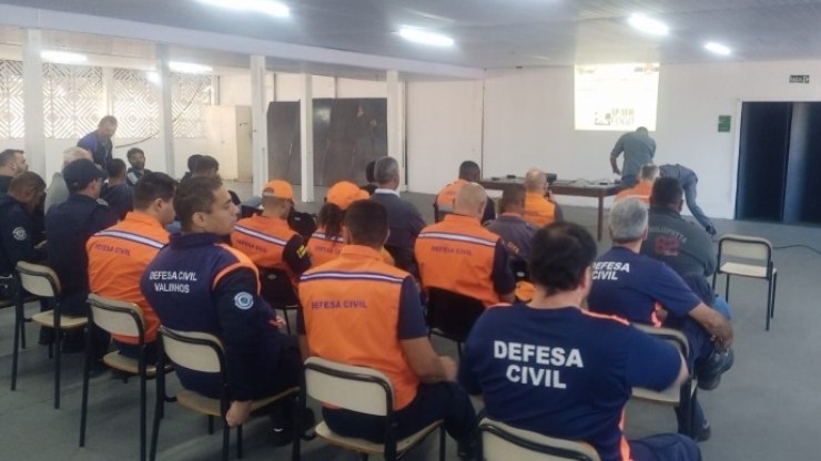 Defesa Civil de Vinhedo recebe treinamento contra queimadas