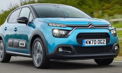 Stellantis para 400 mil carros após morte por airbag