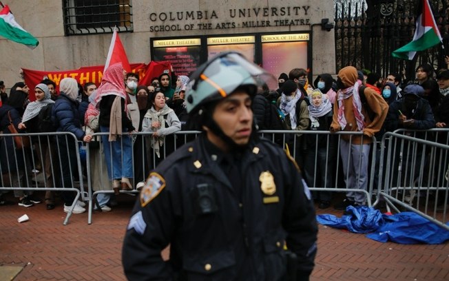 Manifestantes pró-palestinos se concentram na área da Universidade de Columbia, em Nova York