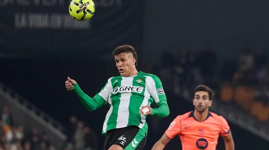 Nelson Deossa em duelo entre Real Bétis e Barcelona