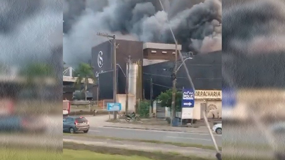 Os bombeiros combatem as chamas desde a madrugada