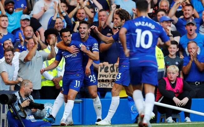 Jogadores do Chelsea comemoram gol de Pedro que abriu caminho para a vitória sobre o Bournemouth