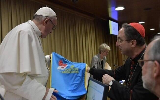 Papa Francisco recebe colete em homenagem às vítimas de Brumadinho. 
