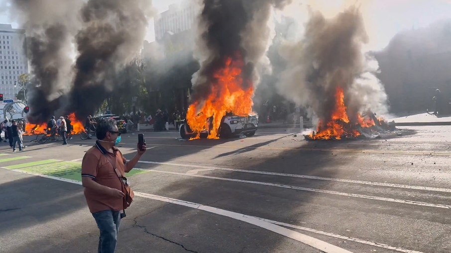 Carros da polícia incendiados em Los Angeles Carros da polícia incendiados em Los Angeles