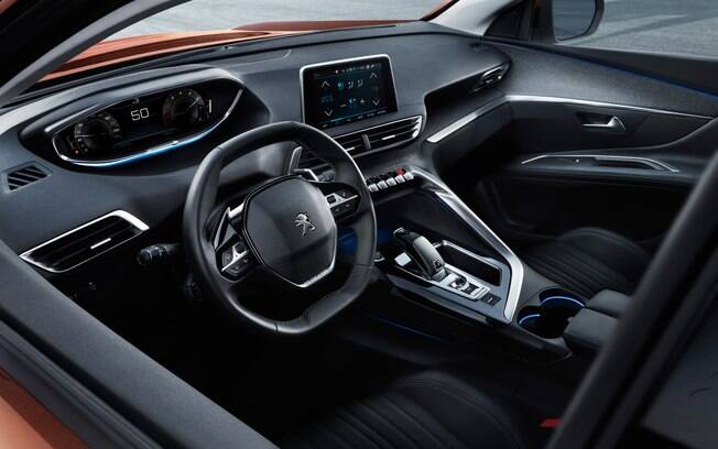 O interior do Peugeot 3008 conta com revestimentos de boa qualidade, além do design expressionista